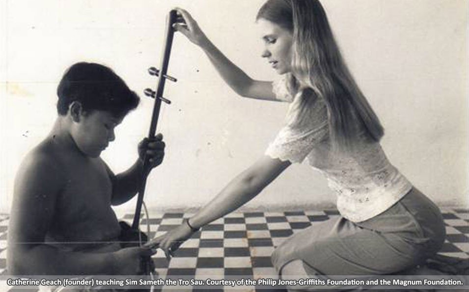 Sameth studying Tro Sau with the founder Catherine Geach. Photo by Philip Jones Griffiths courtesy of the PJ Griffiths foundation and Magnum.